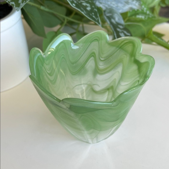 Vintage Green Art Glass Vase Decor - Picture 5 of 16